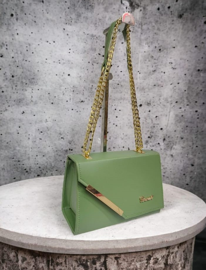 Effortless Fashion Essentials: Shoulder Bags for Women on the Go